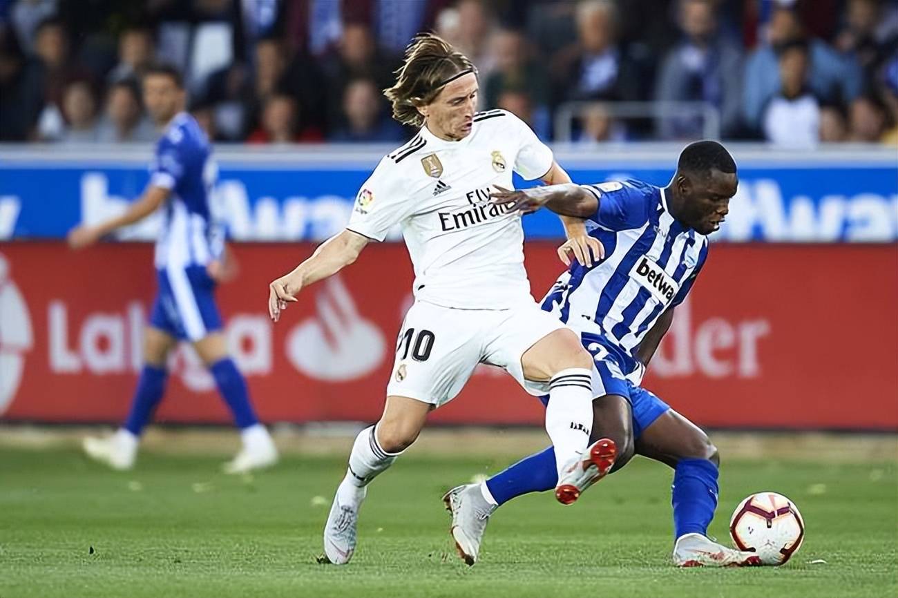 里昂今夜造点机会,志在世俱杯名次提升,底气十足,更衣室氛围转暖 里昂今夜造点机会,志在世俱杯名次提升,底气十足,更衣室氛围转暖