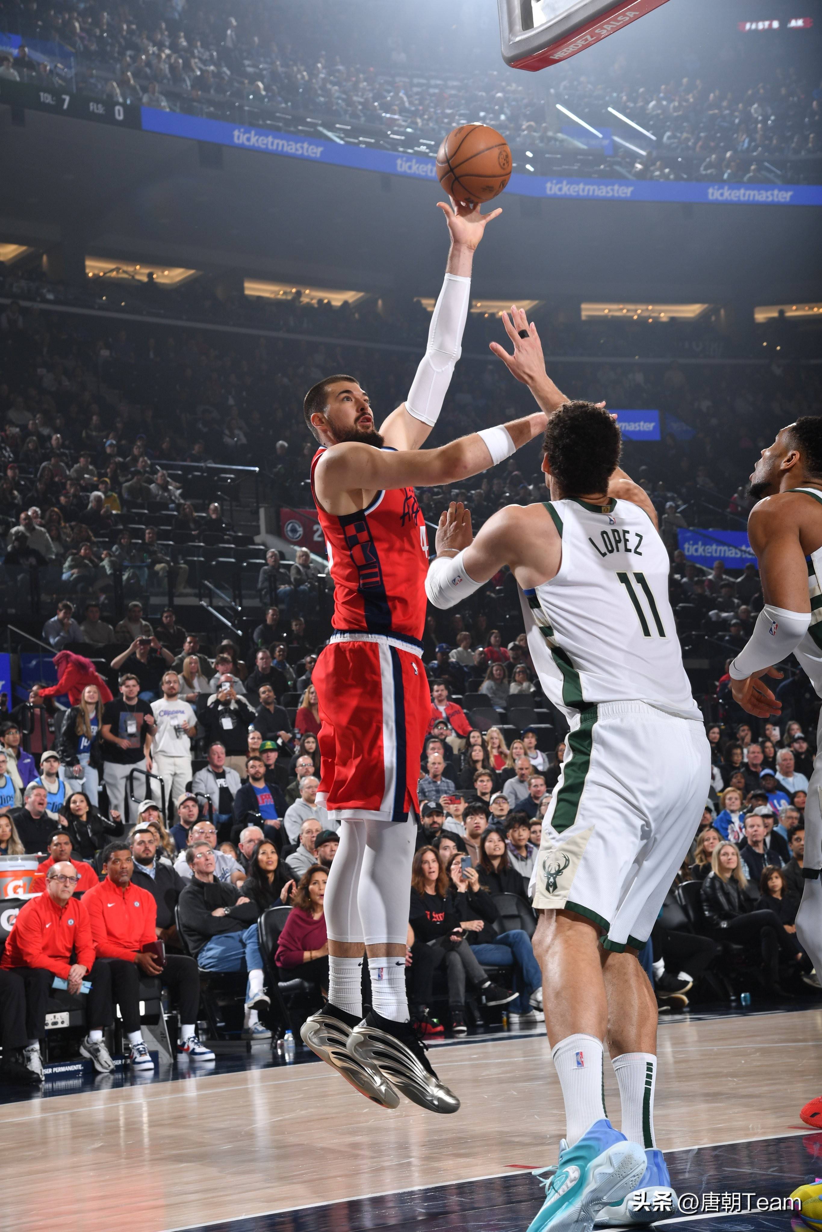 塞维利亚发布备战花絮;冲刺阶段外线爆发;CBA常规赛任务艰巨;更衣室氛围转暖 塞维利亚发布备战花絮;冲刺阶段外线爆发;CBA常规赛任务艰巨;更衣室氛围转暖