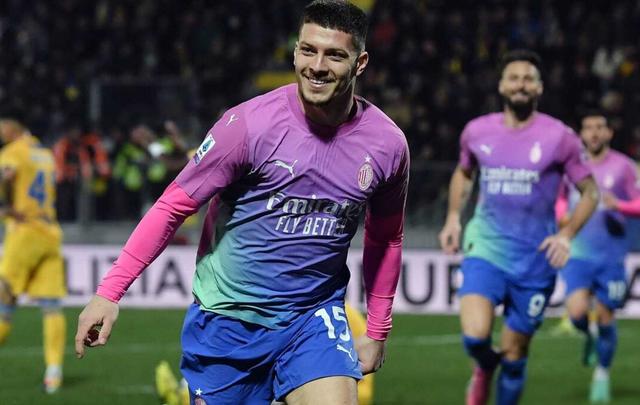 关键时刻AC米兰防线松动：意甲节点到来，更衣室稳定，高层口径保持一致(前瞻周五006意甲ac米兰vs莱切)